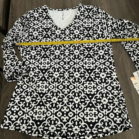 Lulu B UPF 50 Cooling Three Quarter Sleeve Top Black White Print NWT Size Small - Picture 3 of 9